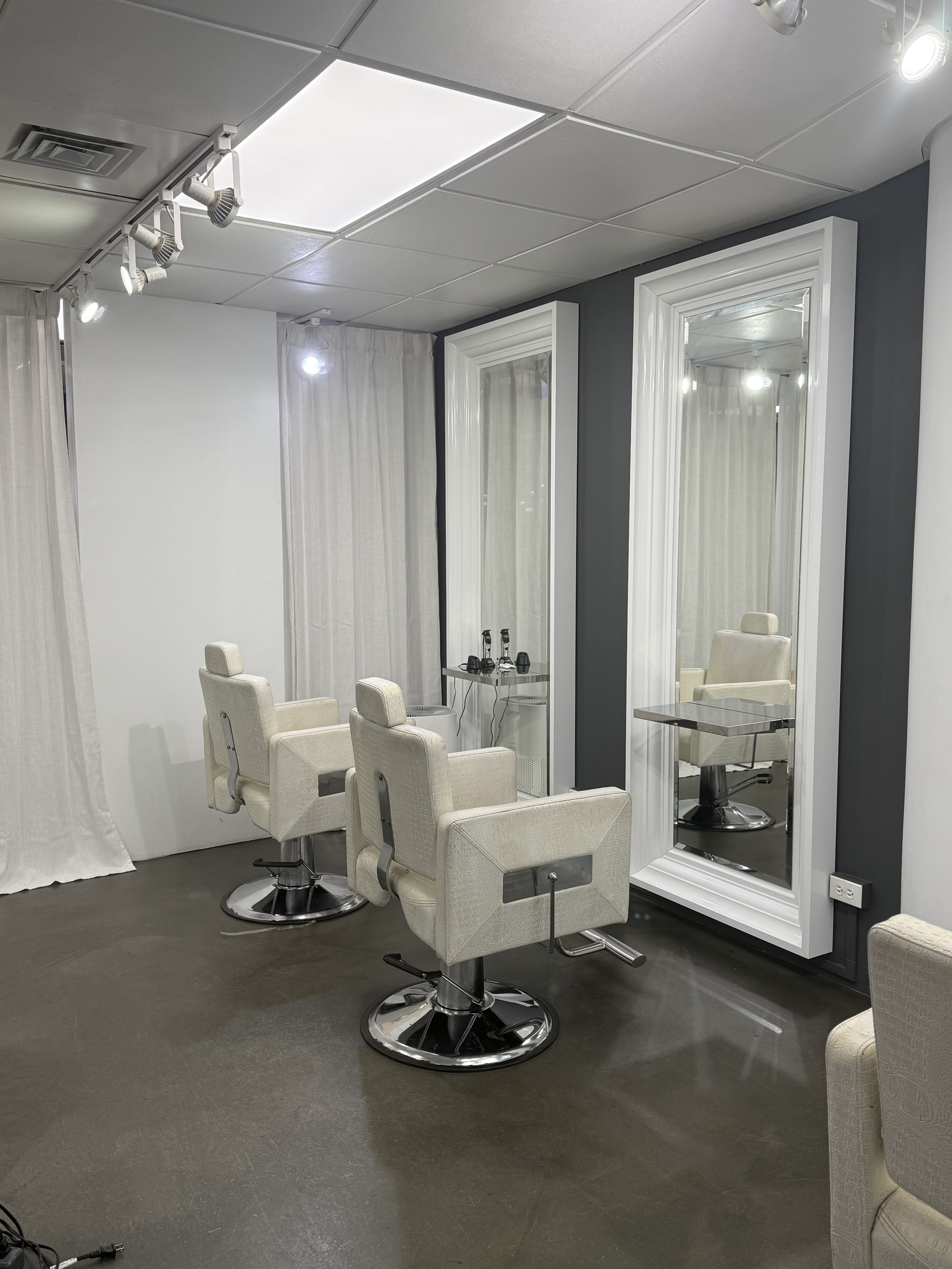 RD Luxury salon styling area